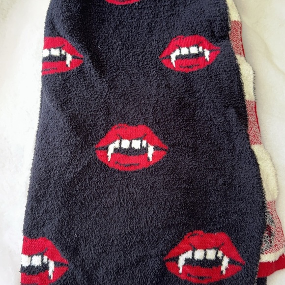 Spooky Night Vampire Lips FANGS Throw Blanket HALLOWEEN Decor 50" x 70" - Picture 3 of 5